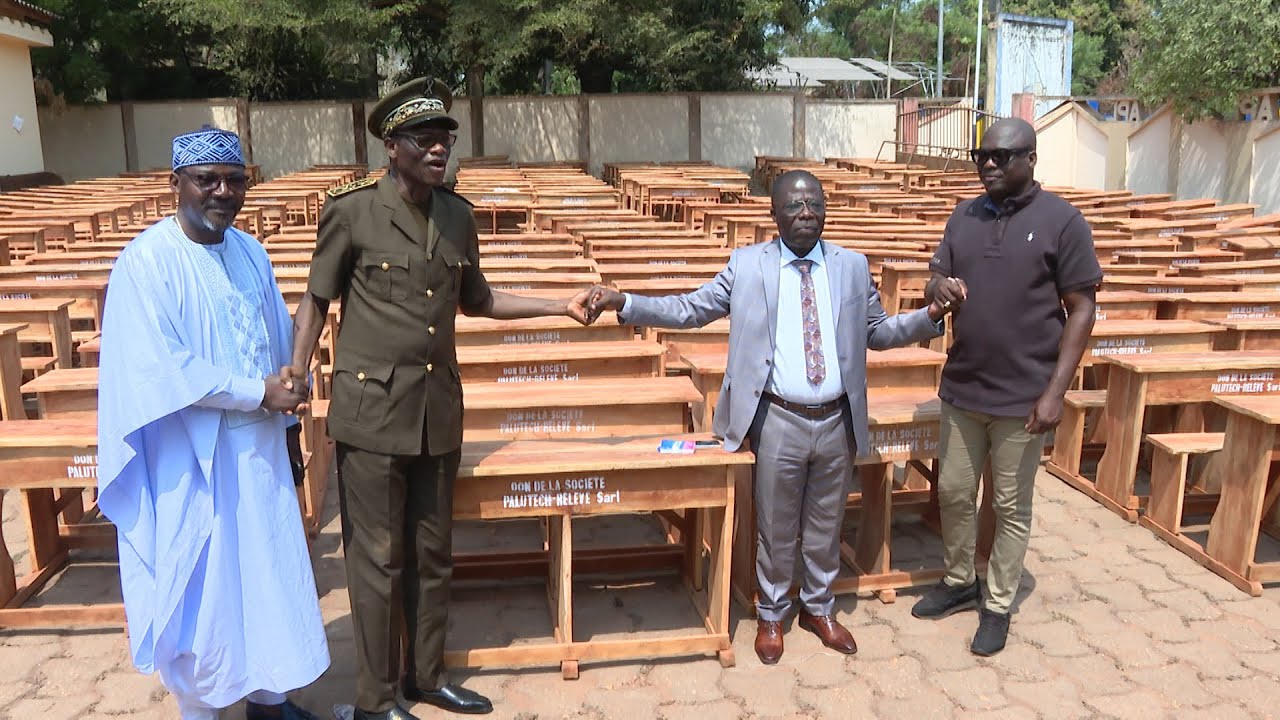 Pour Reduire Les Peines Des Apprenants Le Pdg Palutech Releve Sarl Marius Allossogbe Offre 250 Tables Bancs Aux Ecoles Du Couffo