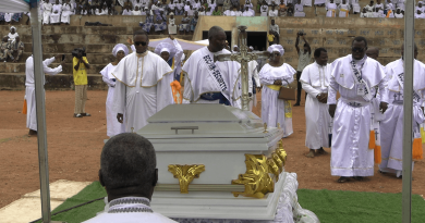 Le patriarche de l’Église du Christianisme Céleste conduit à sa dernière demeure dans la gloire spirituelle ‎