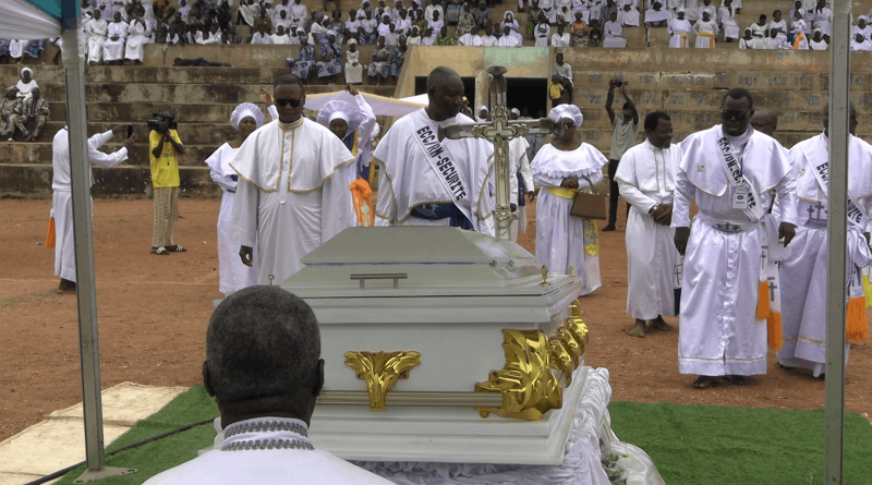 Le patriarche de l’Église du Christianisme Céleste conduit à sa dernière demeure dans la gloire spirituelle ‎