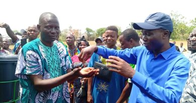 Dr François Gbodo offre un bloc de latrines moderne au CEG Dékandji