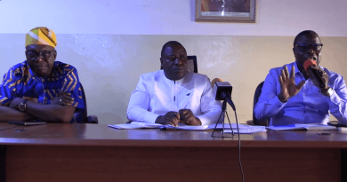 le maire Gilchrist Lonlonto DAYALOR échange avec les services déconcentrés de l'État