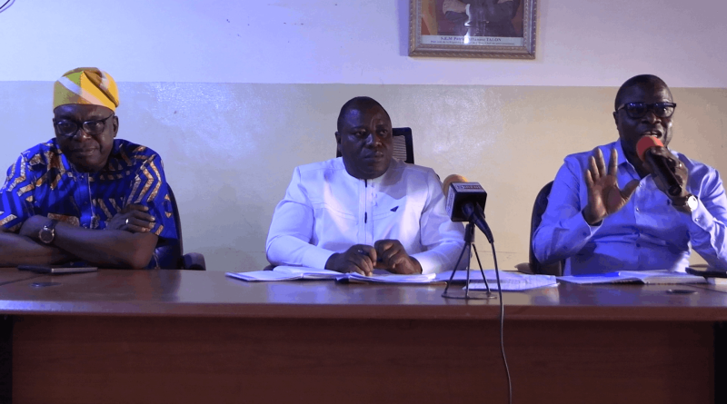 le maire Gilchrist Lonlonto DAYALOR échange avec les services déconcentrés de l'État