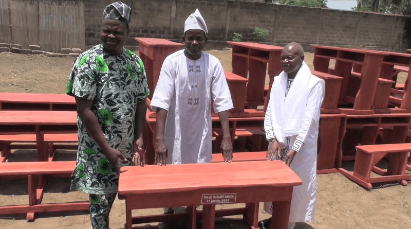 ‎120 tables-bancs offertes aux six collèges publics de Lokossa : Dakpè Sossou transforme sa promesse en action concrète