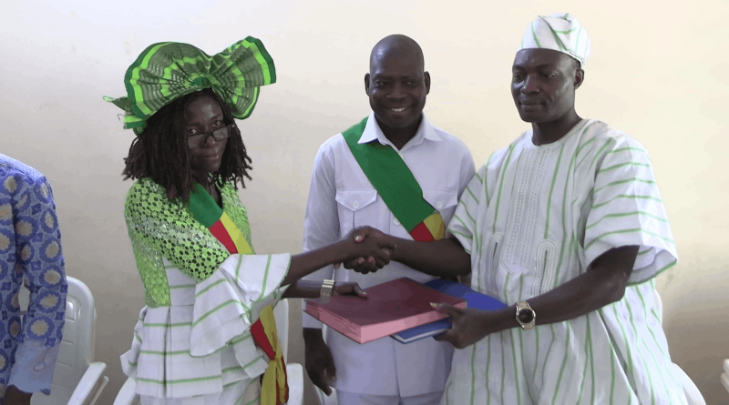 Cécile Hakpa SOSSOU officiellement installée cheffe d'arrondissement de Houin par le maire John Hounza