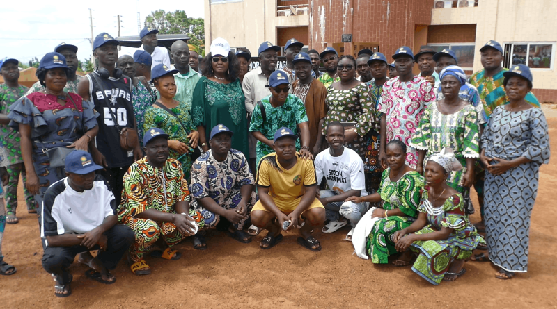 ‎Pour renforcer l'assainissement à Dogbo : la députée Gisèle Fagnon offre un tricycle pour la collecte des déchets