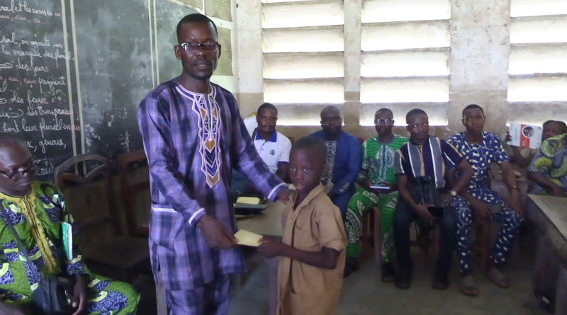Œuvres sociales à Athiémè : l’Association des Jeunes Leaders pour le Développement Durable d’Adohoun (AJLDDA) au secours de 150 écoliers privilégiés