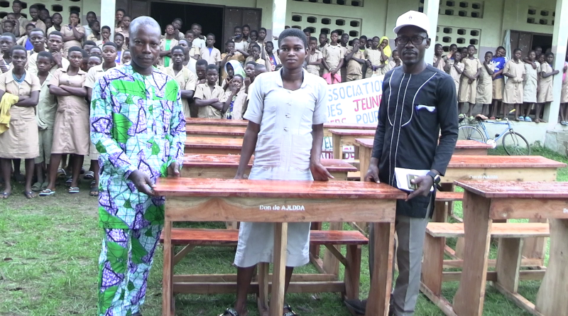 Œuvres sociales à Athiémè : l’AJLDDA offre 30 tables-bancs pour soutenir l’éducation à Adohoun